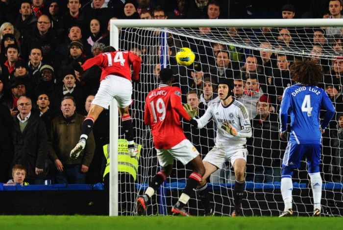 5/2/2012, Hòa 3-3: Nếu trận đấu đầu mùa giải 2011/12 là một cơn điên thì trận đấu này còn điên rồ hơn thế. Chỉ sau 50 phút, Man Utd đã ở vào thế bị dẫn trước tới 3 bàn. Nhưng trong 40 phút còn lại, Quỷ Đỏ quay trở lại trận đấu nhờ 2 quả phạt đền gây tranh cãi của Wayne Rooney và một cú đánh đầu của Javier Hernandez. Ở phút bù giờ, Juan Mata có một cú đá phạt gần như hoàn hảo, nhưng David De Gea có một pha cản phá ngoạn mục để từ chối người đồng đội ở tuyển U-21 TBN, qua đó chấm dứt 90 phút bất phân thắng bại giữa 2 đội.